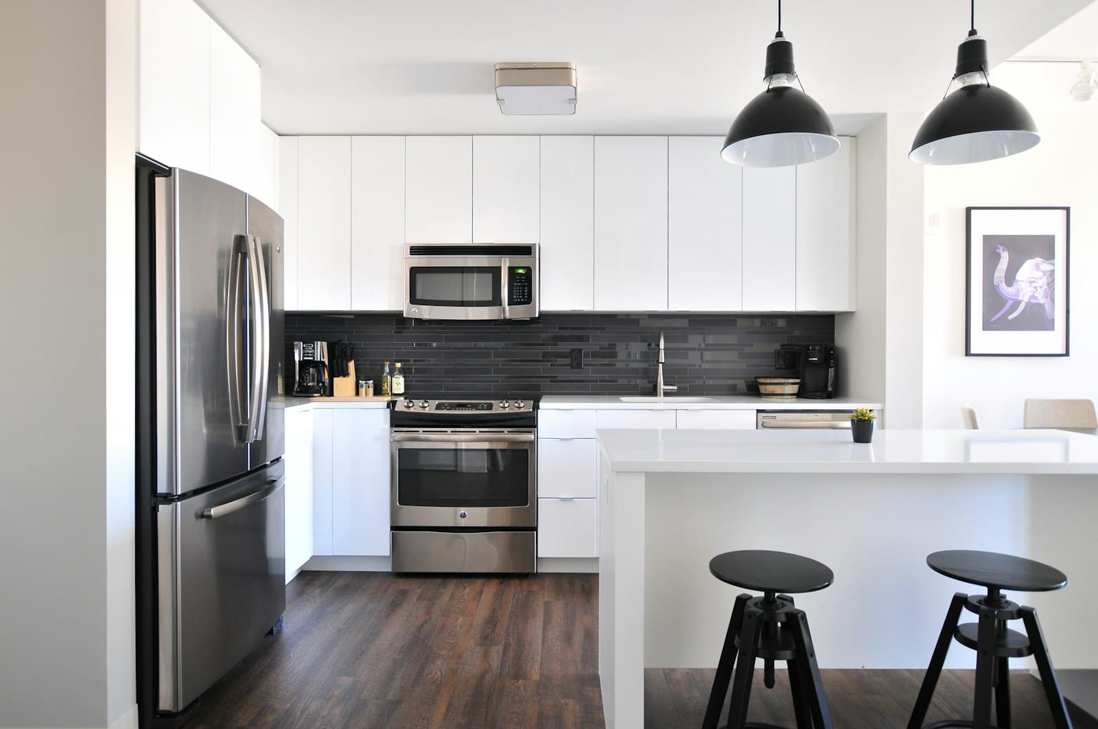Casa em construcao com estrutura e alvenaria em andamento